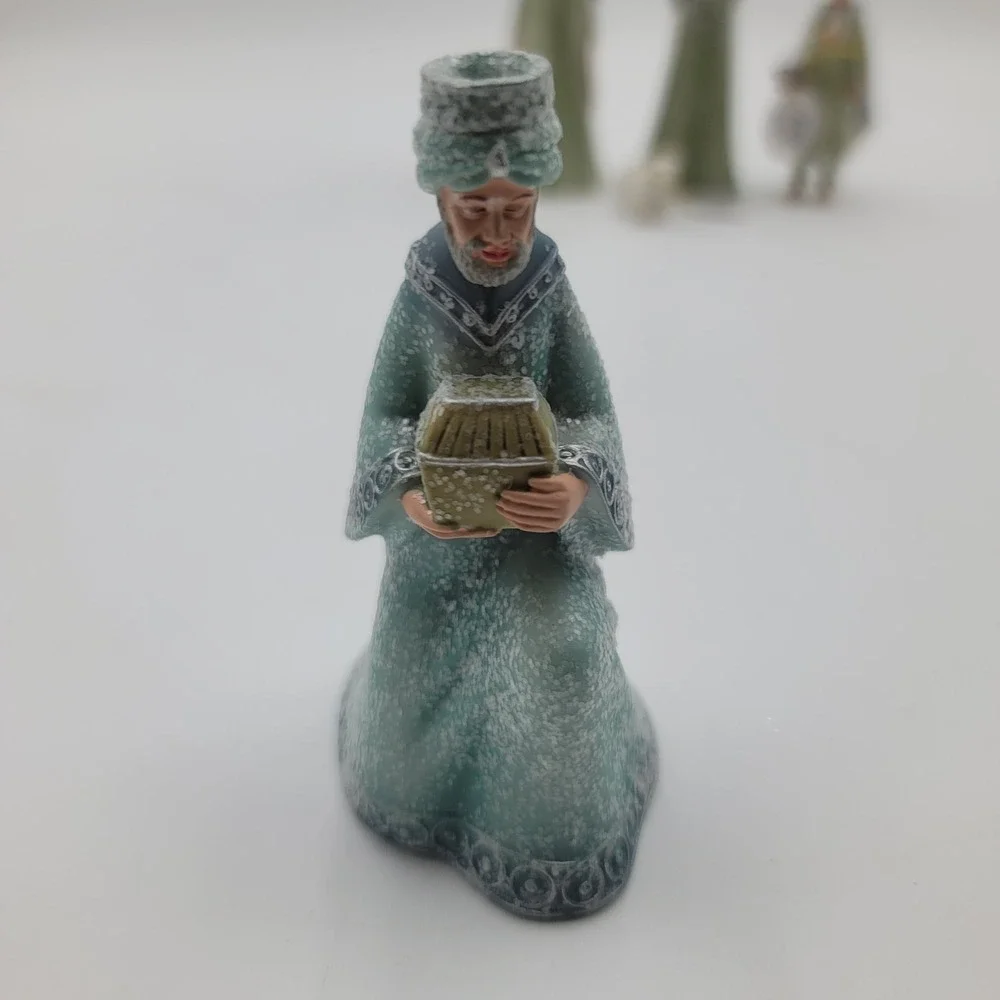 Thomas Kinkade Hawthorne Village Nativity Figures King Balthazar Melchior Set